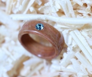 Zwetschkenholz mit Swarovski Kristall Aquamarine