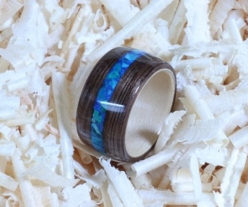 Amerikanische Nuss / Kanadischer Ahorn mit Chrysokoll und blauem Pigmentpulver