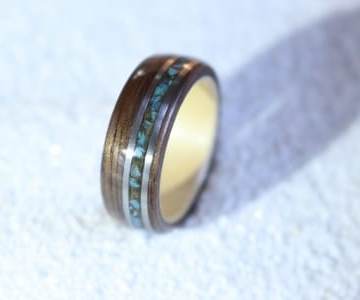 Amerikanische Nuss / Kanadischer Ahorn mit Türkis auf goldfarbenem Glitzer und Inlay aus Silber