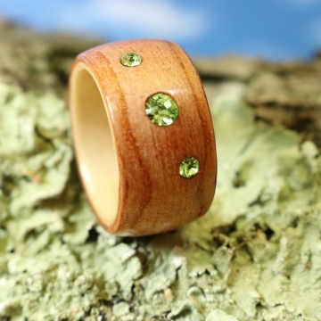 Indischer Apfel / Kanadischer Ahorn mit 3 Swarovski Kristallen Peridot