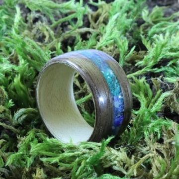 Amerikanische Nuss / Kanadischer Ahorn mit Chrysokoll und Lapislazuli