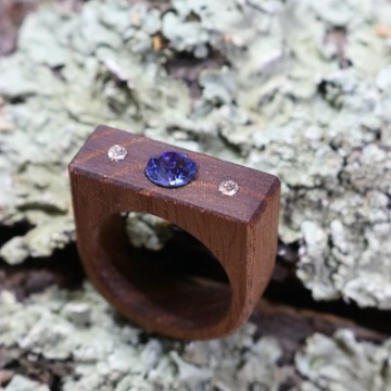 Gedämpfte Akazie mit 3 Swarovski Kristallen (Sapphire und Crystal)