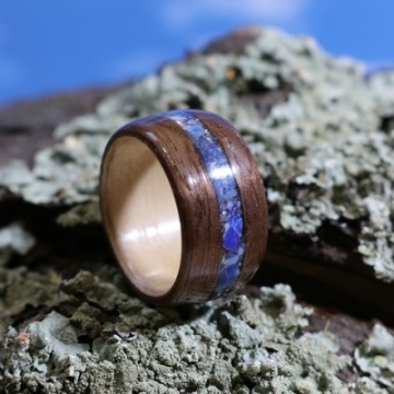 Amerikanische Nuss / Kanadischer Ahorn mit Lapislazuli