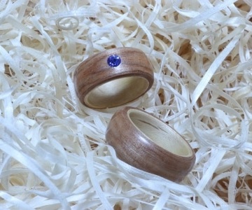 Amerikanische Kirsche / Kanadischer Ahorn mit Swarovski Kristall Sapphire